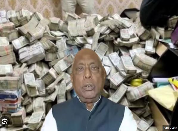 कोट्यावधींच्या रोकडप्रकरणी मंत्र्यांचा सचिव, नोकर अटकेत Minister's secretary, servant arrested in case of crores of cash