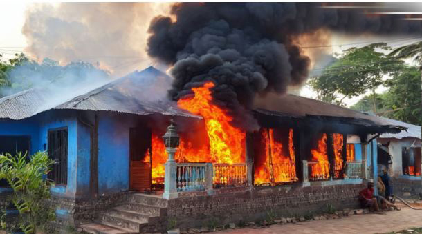 बलात्कार-हत्या प्रकरणातील आरोपीच्या घराची जाळपोळ