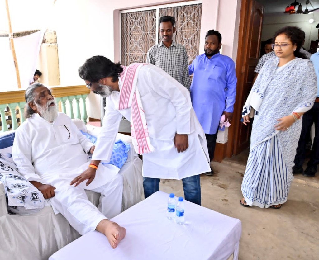 96 दिवसांनंतर हेमंत सोरेन काही तासांसाठी तुरुंगाबाहेर Hemant Soren out of jail for a few hours after 96 days