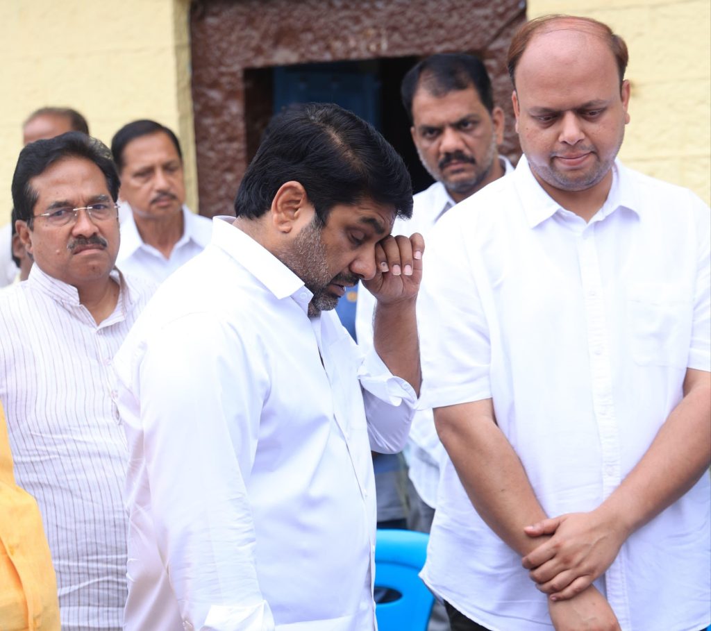 पी. एन. पाटलांच्या आठवणीेेेने सतेज पाटील भावनावश!कुटुंबियांची भेट घेताना आश्रू अनावर