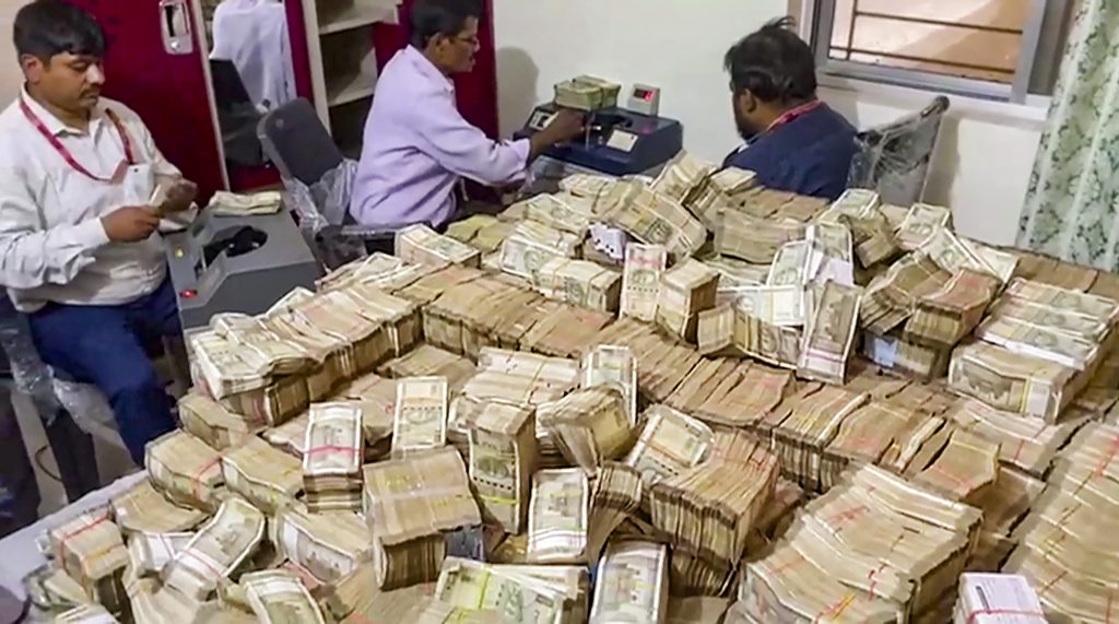 झारखंडमध्ये ईडीच्या छाप्यात सापडले नोटांचे घबाड ED raids in Jharkhand found a hoard of currency notes