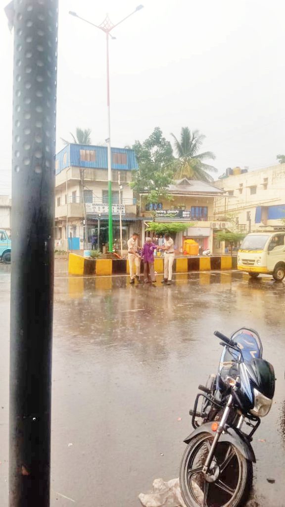 Police help 'that' old man at Piranwadi