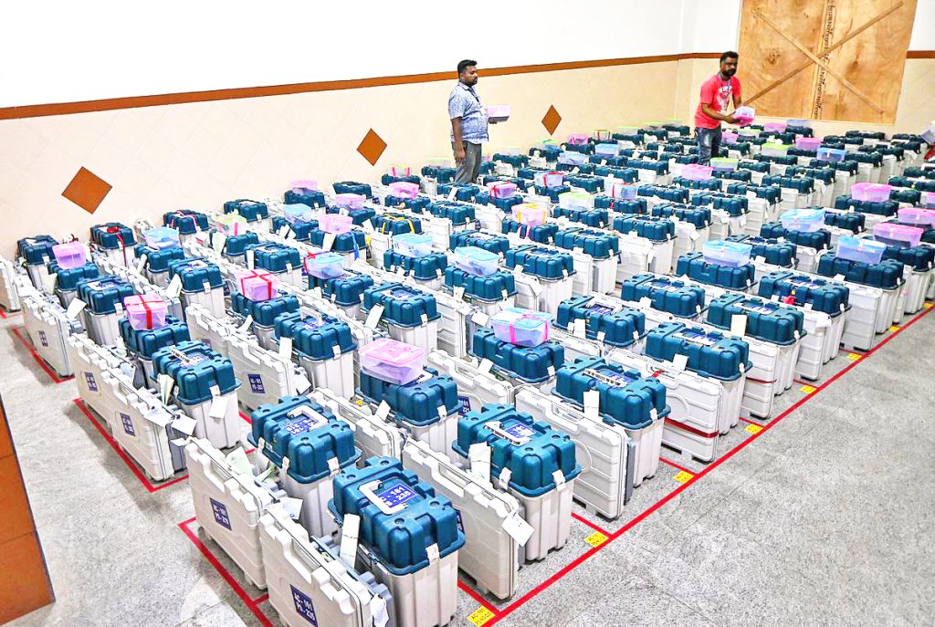 मतदान यंत्रे स्ट्राँगरूममध्ये सीलबंद Voting machines sealed in strongroom