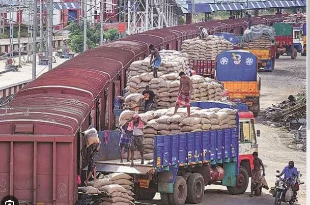रेल्वेची मालवाहतूक 1.4 टक्क्यांनी वाढली Railway freight traffic increased by 1.4 percent