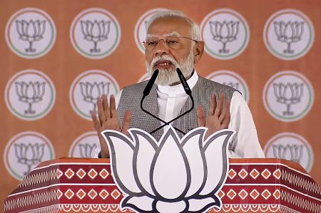 “लव्ह जिहाद, भू जिहादनंतर आता व्होट जिहाद”, पंतप्रधान मोदींचा काँग्रेसवर हल्लाबोल "Love Jihad, after Land Jihad, now Vote Jihad", PM Modi's attack on Congress