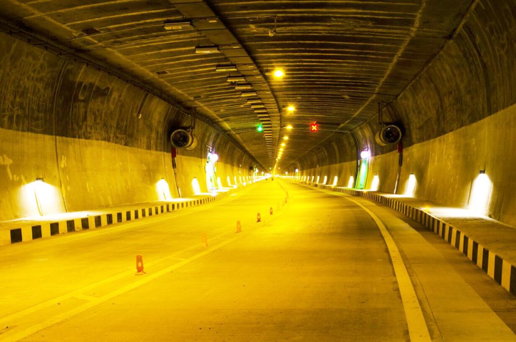 राष्ट्रीय महामार्गाखाली दोन बॉक्स तयार करा Create two boxes under the National Highway