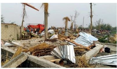 वादळ, वीज कोसळून बंगालमध्ये 12 बळी 12 dead in Bengal due to storm, lightning
