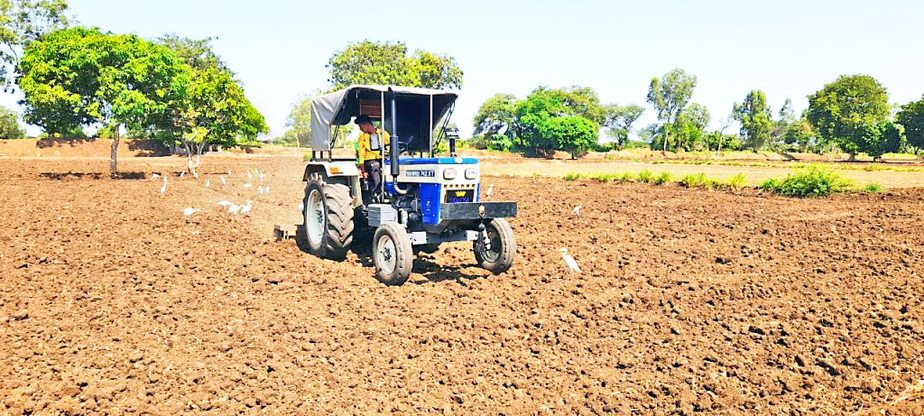शिवारात पेरणीपूर्व मशागतीच्या कामांना प्रारंभ Commencement of pre-sowing tillage work in Shiwar