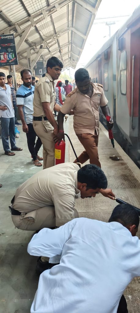 मऊसागर एक्सप्रेसच्या चाकांमधून धूर आल्याने कर्मचाऱ्यांची धांदल Smoke from the wheels of Mausagar Express, the staff rioted