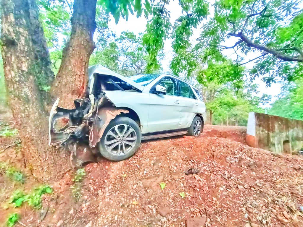 बीएमडब्ल्यूची झाडाला धडक बसून महिला ठार A woman was killed when her BMW collided with a tree