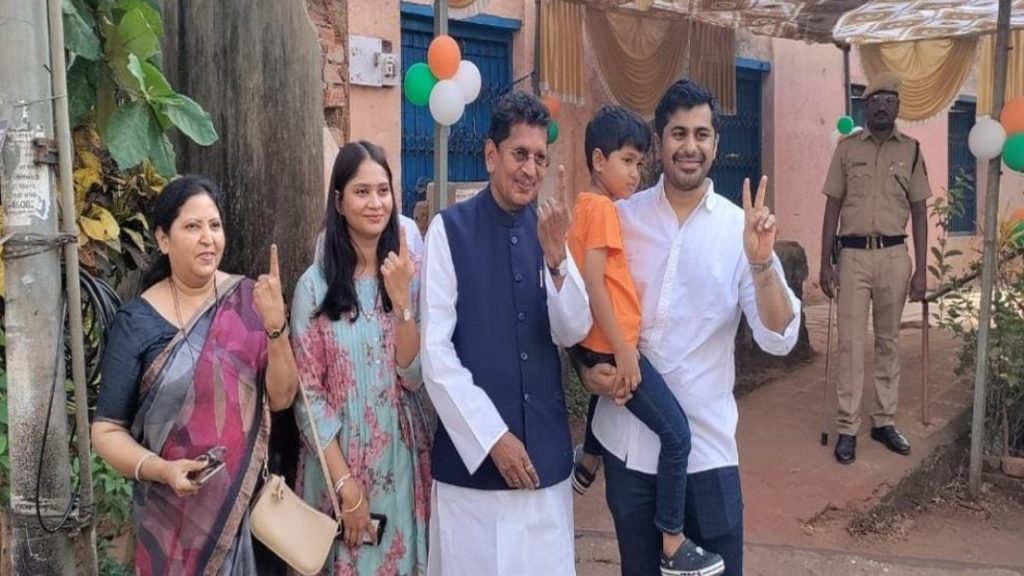 मंत्री दीपक केसरकरांनी सहकुटुंब बजावला मतदानाचा हक्क
