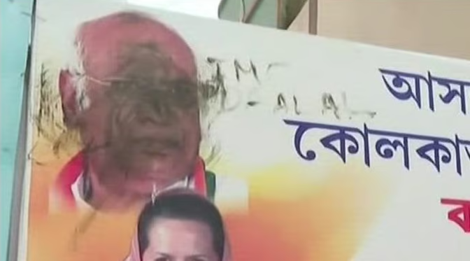 पश्चिम बंगालमध्ये खर्गेंची पोस्टर्स फाडली
