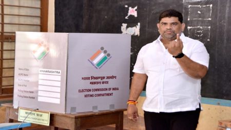 आ. वैभव नाईकांनी सहकुटुंब बजावला मतदानाचा हक्क