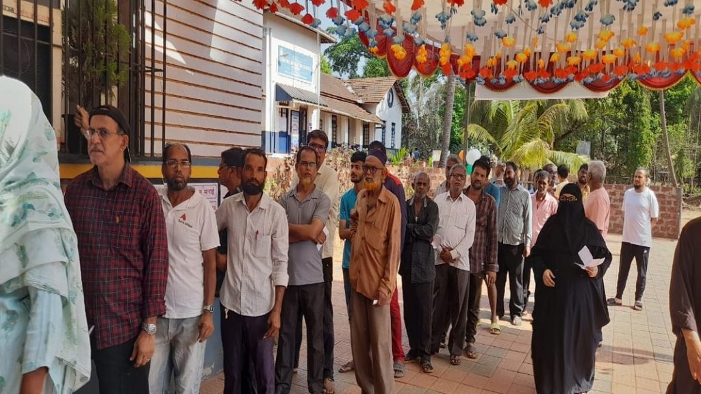 सावंतवाडी शहरातील मतदान केंद्रावर सकाळपासूनच रांगा !