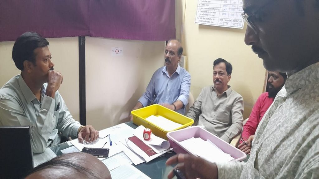 सावंतवाडीकरांनी घातला वीज वितरणच्या उपकार्यकारी अभियंत्यांना घेराव !