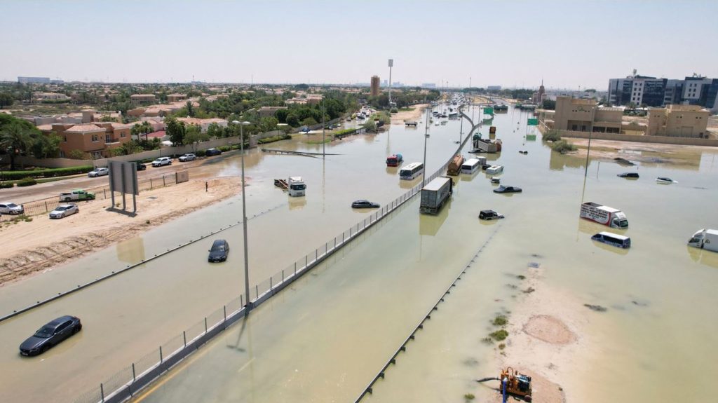 दुबईतील प्रलयंकारी पर्जन्यवृष्टी Catastrophic rainfall in Dubai
