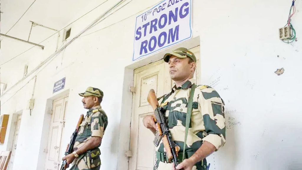 स्ट्राँगरूमवर जिल्हास्तरीय चार अधिकाऱ्यांची नजर The eyes of four district level officers on the strongroom