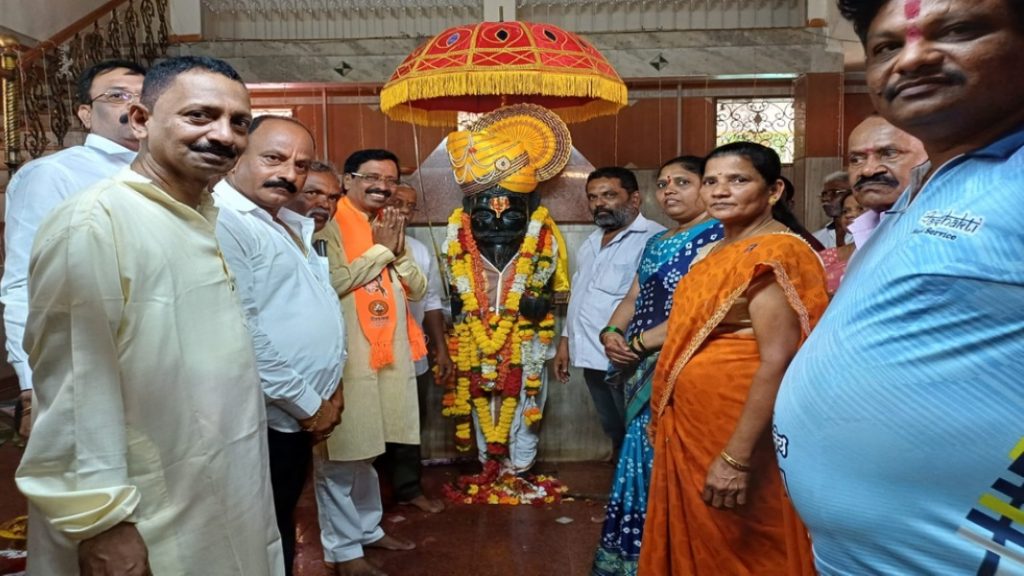 पेंडूर, वराड गावचे ग्रामदैवत श्री देव वेताळाचे विनायक राऊतांनी घेतले दर्शन
