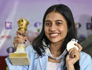 Grandmaster Divya Deshmukh, who has made India's name shine in the chess world, returned to Nagpur on Wednesday night. She was given
