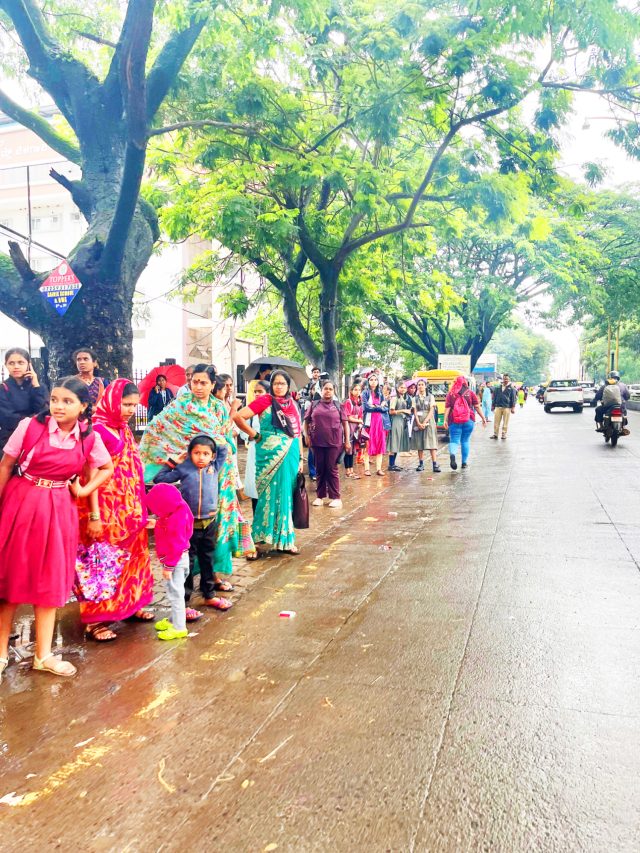 बसथांब्यांविना प्रवाशांचे हाल plight of passengers without bus stops 